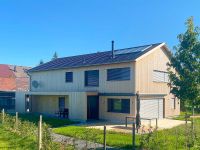 Ein Wälder Haus mit einer gehobelten Bergholz-Fichtenfassade.